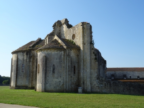Abbaye de Trizay (1).JPG